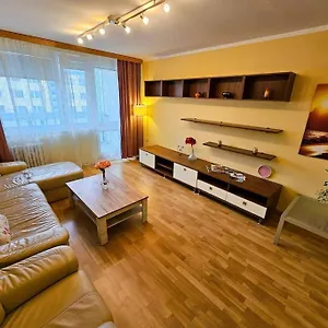 Family For 6, 10mins To Centre, Free Parking, Quiet Location, New Furniture, Balcony Apartment